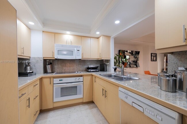 Building Photo - 2901 S Bayshore Dr