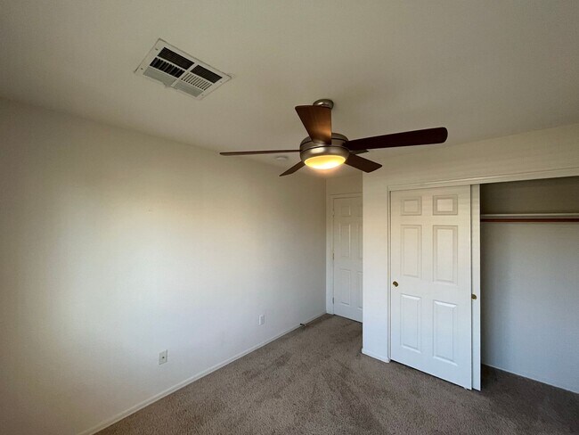 Building Photo - 4 Bedroom Home in Lantana Village Near E Ocotillo Rd. and S McQueen Rd!