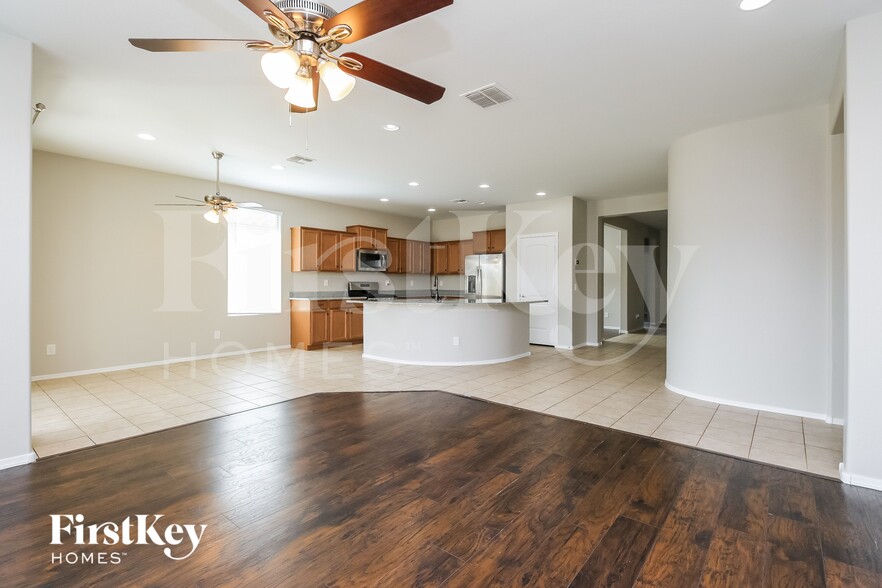 Building Photo - 925 W Danish Red Trail