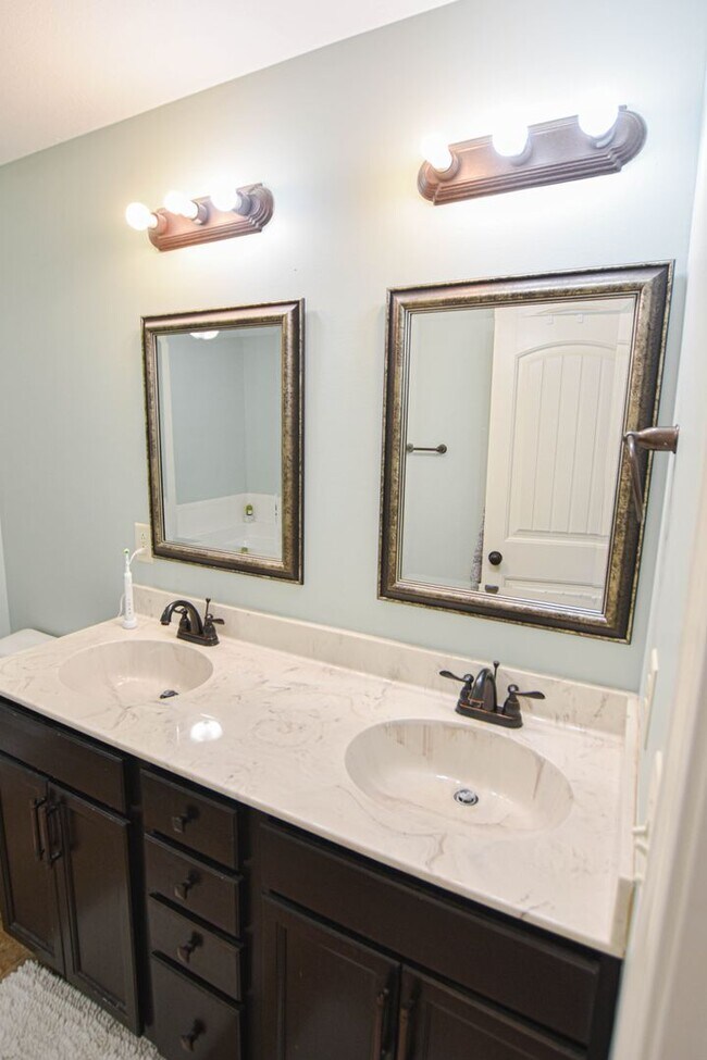 Building Photo - Pet Friendly Three Bedroom with Bonus!