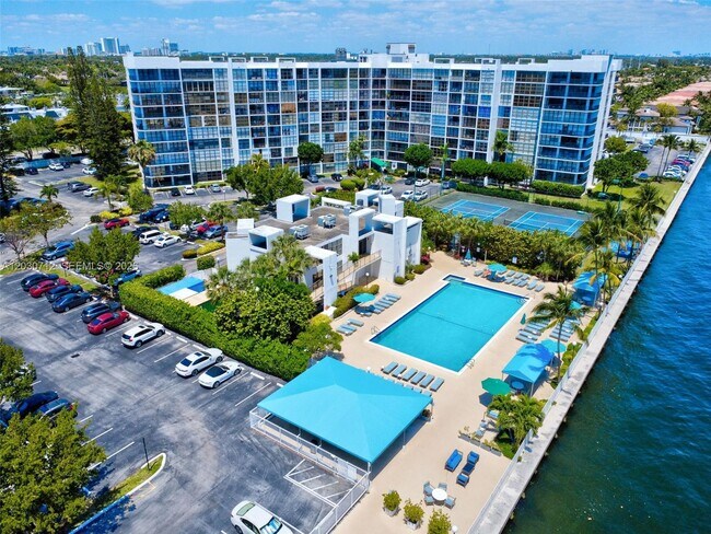 Building Photo - 1000 Parkview Dr