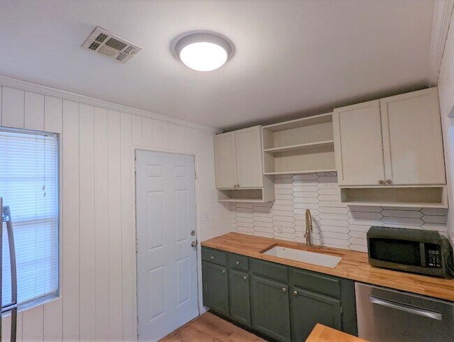 Building Photo - 2 Bed 1 Bath Plus Bonus Living/Office Cottage Style Home-The Village NW OKC