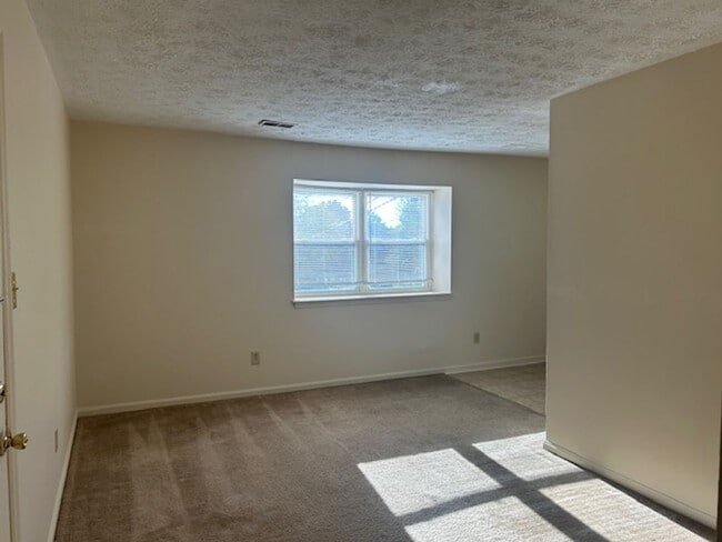 Building Photo - Winburn 2 Bedroom Apartment on 3rd Level  ...
