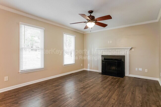 Building Photo - 220 W Elm Ave