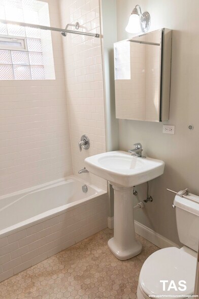 Building Photo - 4835 N Paulina St