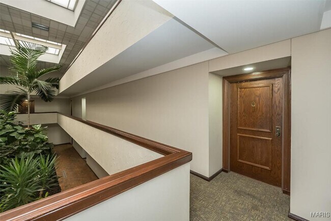 Building Photo - 950 E Rue De La Banque