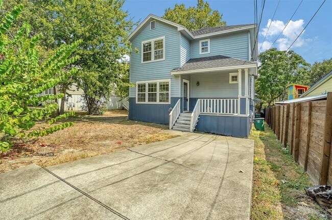 Building Photo - 2115 E 18th St