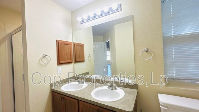 Building Photo - 5132 Columbia Dr