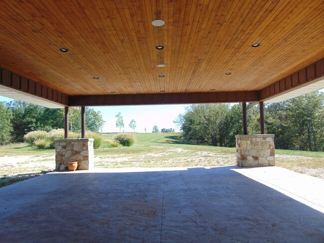 Building Photo - Majestic 3 Bed Mid MO Ranch!