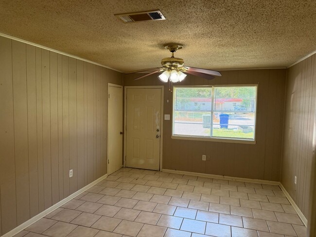 Building Photo - 2 Bed 1 Bath Duplex