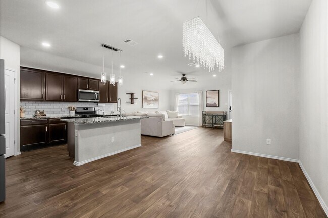 Building Photo - 8207 Amaryllis Ct