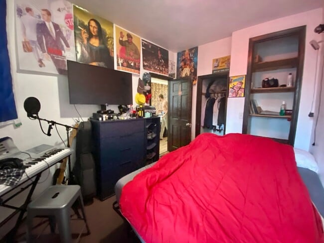 Building Photo - Awesome value four bedroom in Brookline