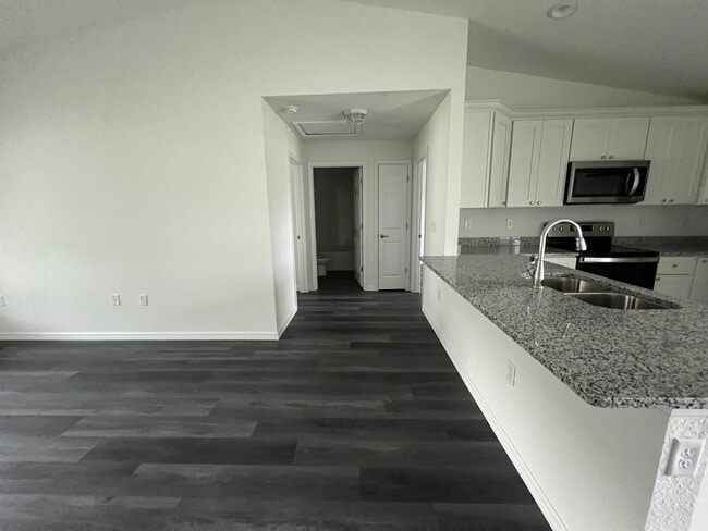 Building Photo - 9 Maple Ln