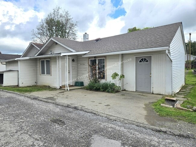 Primary Photo - 211 Line Ave