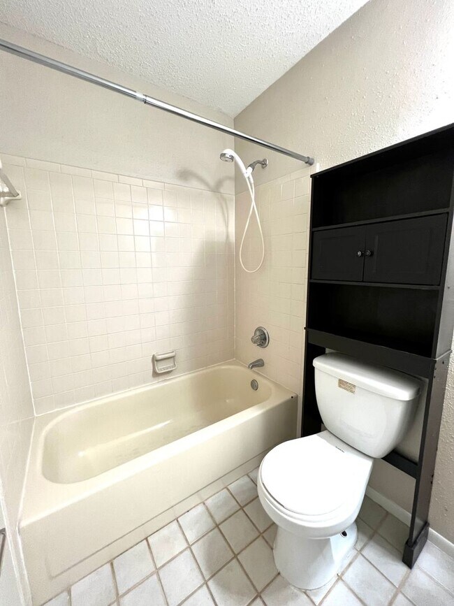 Building Photo - Charming home in Blue Pine Village!