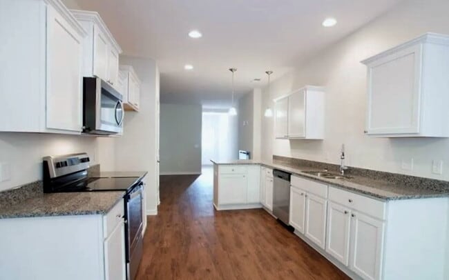 Building Photo - Conveniently located 3 bedroom, 2.5 bathroom townhome in The Commons subdivision