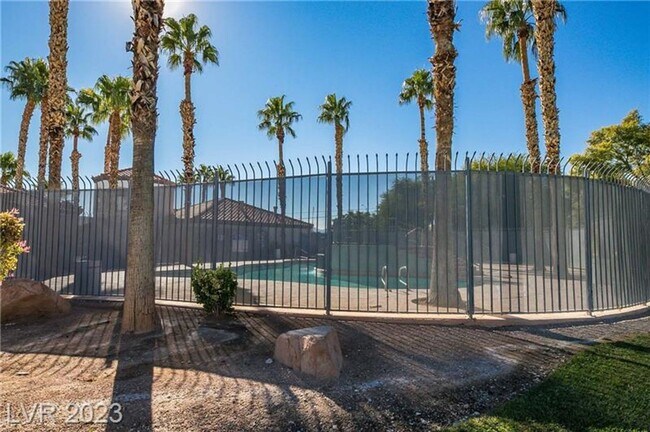 Building Photo - 2 bedroom Condo