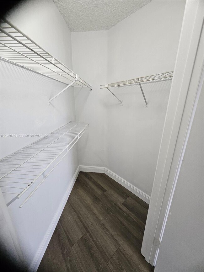 Building Photo - 216 Lake Pointe Dr