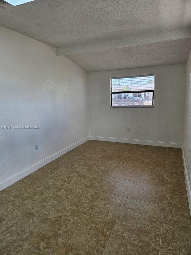 Building Photo - 2631 Gulfstream Dr