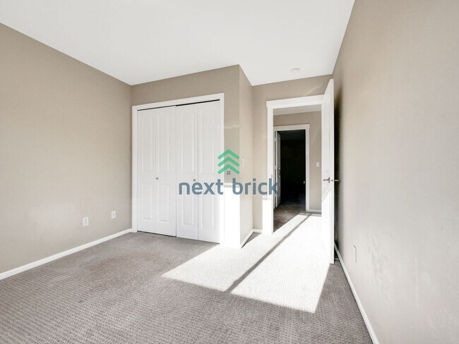 Building Photo - 5 Bed and 3.5 Bath Single-family Home is A...