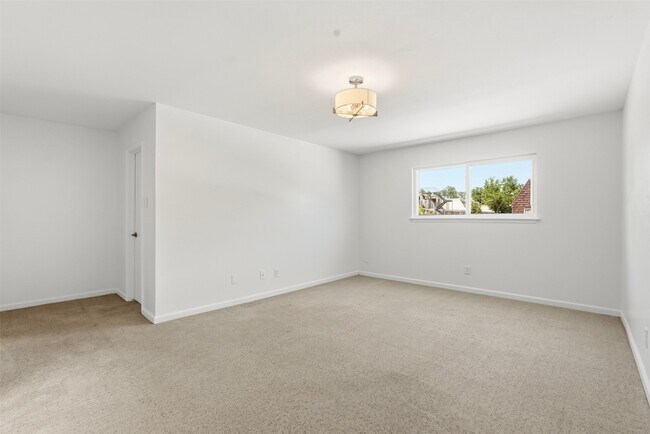 Building Photo - 450 N Post Oak Ln