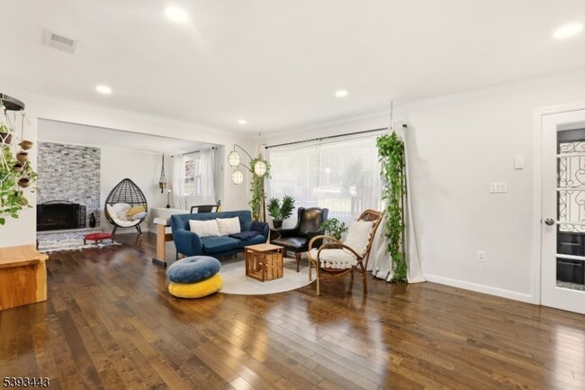 Building Photo - 214 S Valley Rd