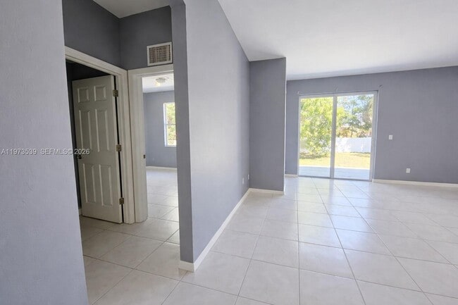 Building Photo - 2502 W 10th St