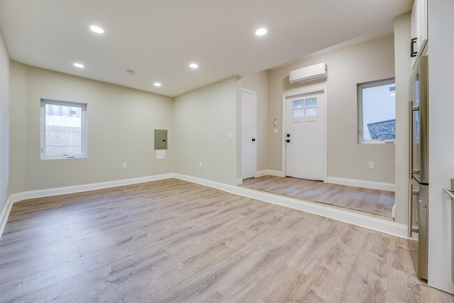 Building Photo - 172 MALLORY Ave