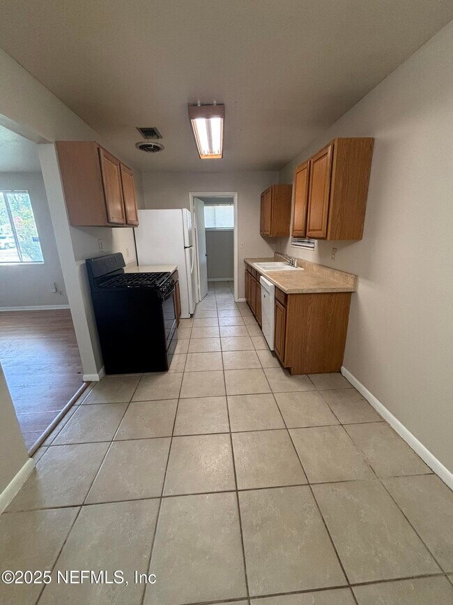 Building Photo - 2148 Bunting Dr
