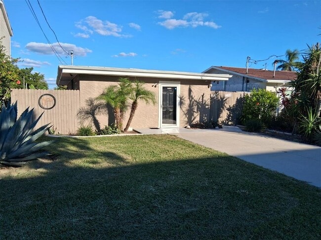 Building Photo - 14982 Edgewater Cir