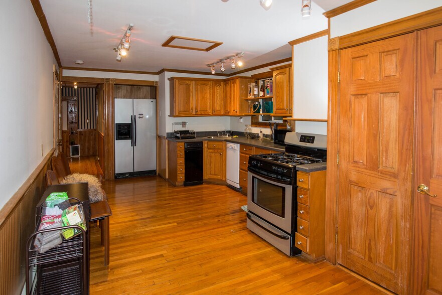 Primary Photo - 132 Bremen St