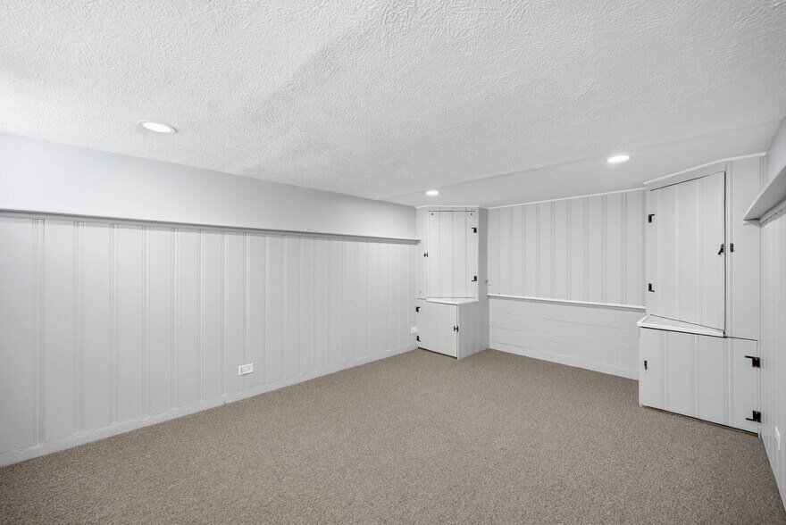 Building Photo - 253 E 250th St