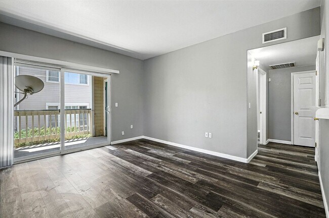 Building Photo - Immaculate Updated 2-Bedroom, 2-Bath Ground-Level Condo in Broomfield  - Miramonte Ranch