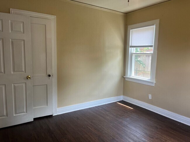 Building Photo - Charming 1 bed 1 bath 1930's bungalow in Midtown!