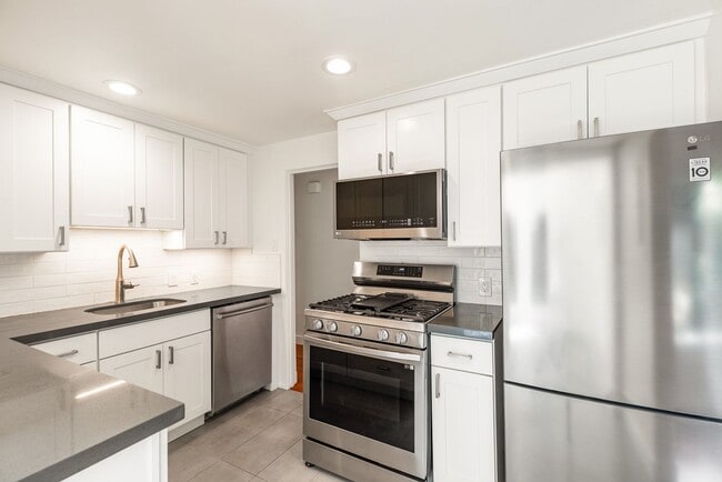 Building Photo - 3 bedroom 1.75 bath House