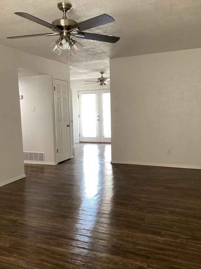 Building Photo - Newly Renovated 3 Bed House!