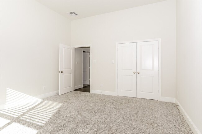 Building Photo - 30627 S Creek Way