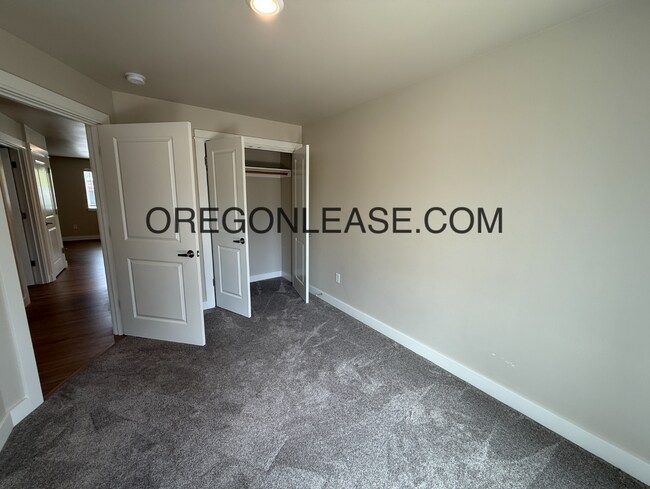 Building Photo - Newer 2-Bedroom Apartment