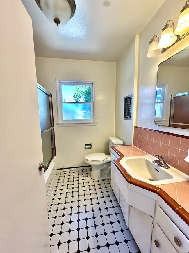 Building Photo - Single Family Home w/Backyard - 3 Bed/1 Bath