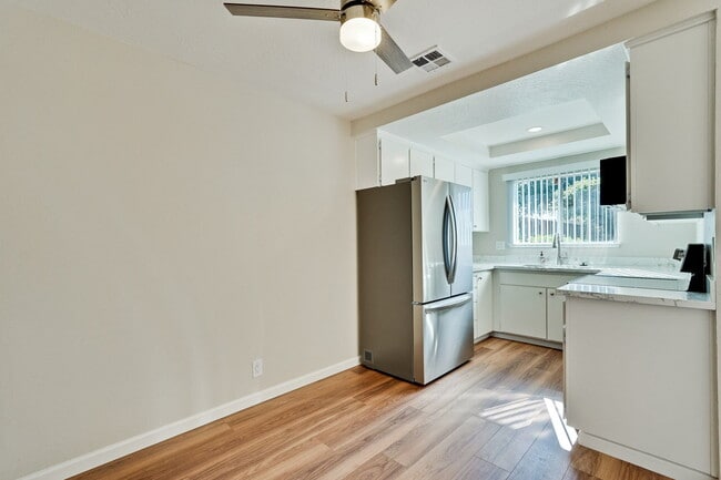 Building Photo - Newly Remodeled 3BR, 2BA, 1,117sf Duplex w...