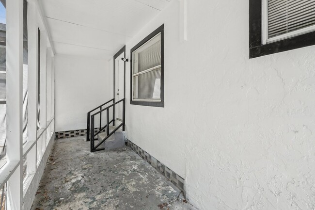 Building Photo - 2-Bedroom, 1.5-Bathroom Home in Tampa – Pe...