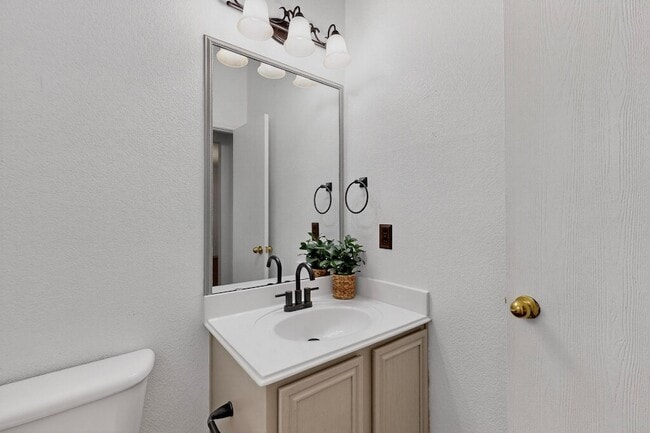 Building Photo - 415 Hidden Ridge Dr