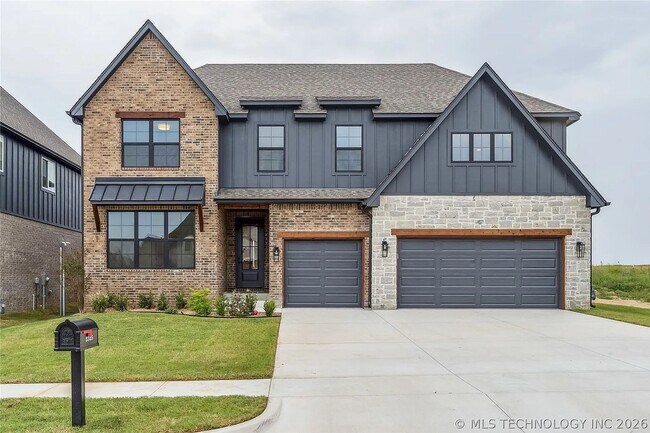 Building Photo - 5 Bed | 5 Bath House