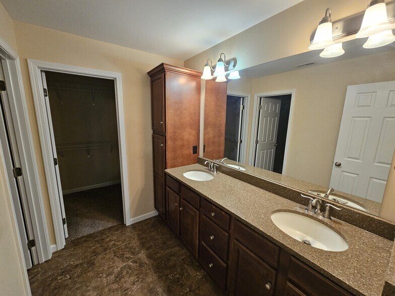 Master bath - 2647 Travelers Way