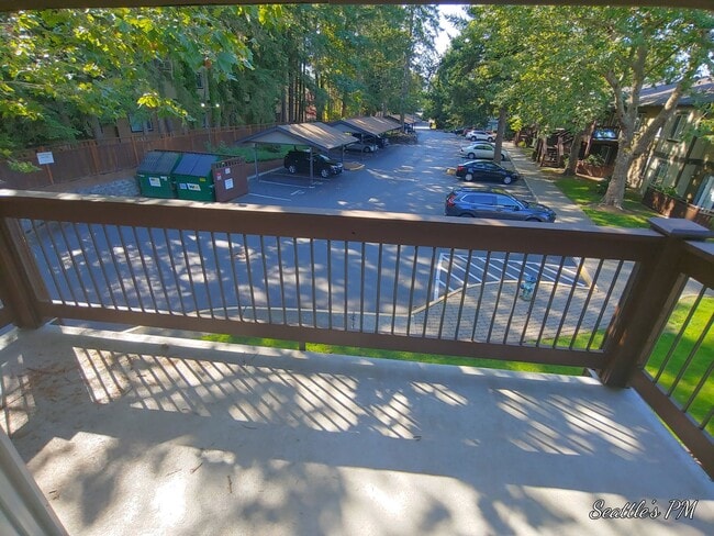Building Photo - Beatiful Top Floor Condo-Close to Light Rail