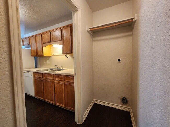 Building Photo - 3204 Toledo Dr