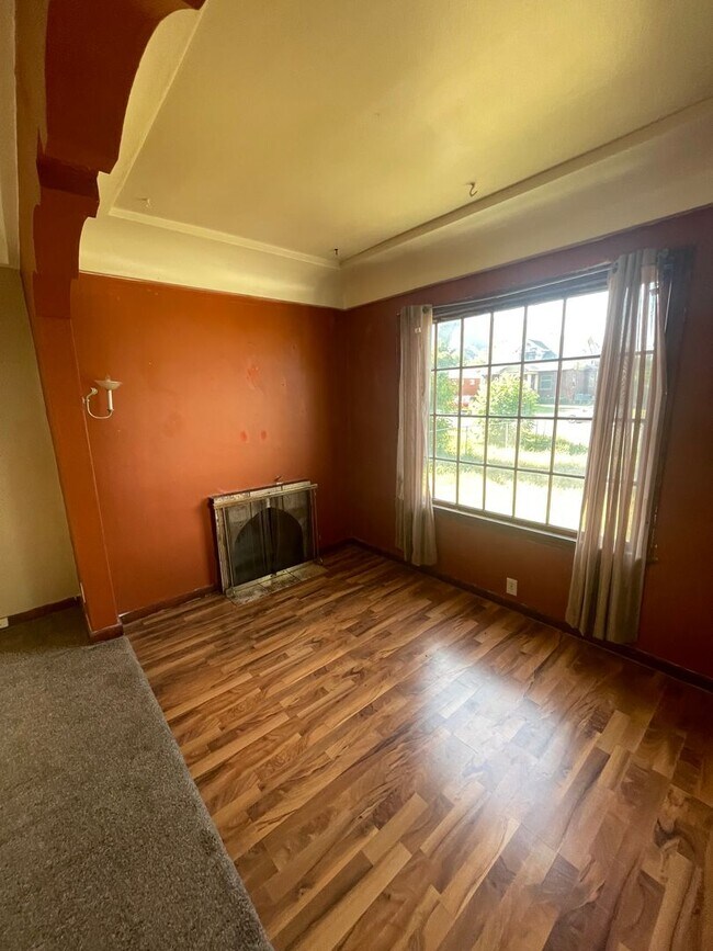Building Photo - Swan Street Triplex