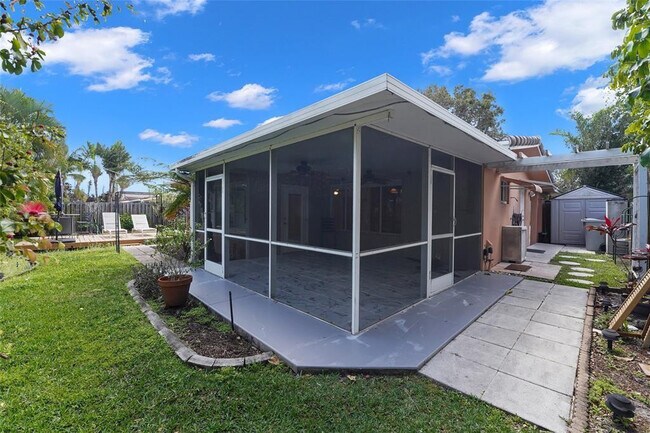 Building Photo - 2725 SE 5th Ct