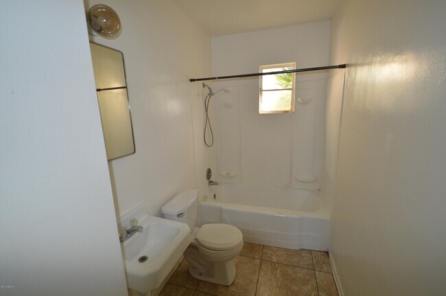 Building Photo - 1152 N Santa Rosa Ave