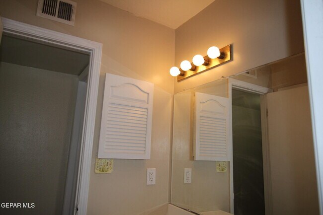 Building Photo - 10711 Ivanhoe Dr